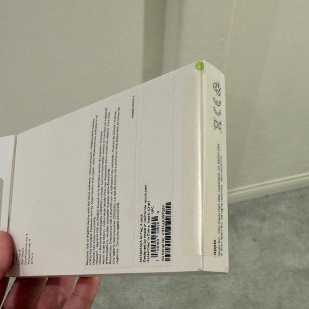 Apple AirTag Set with White Packaging - Picture 4 of 4